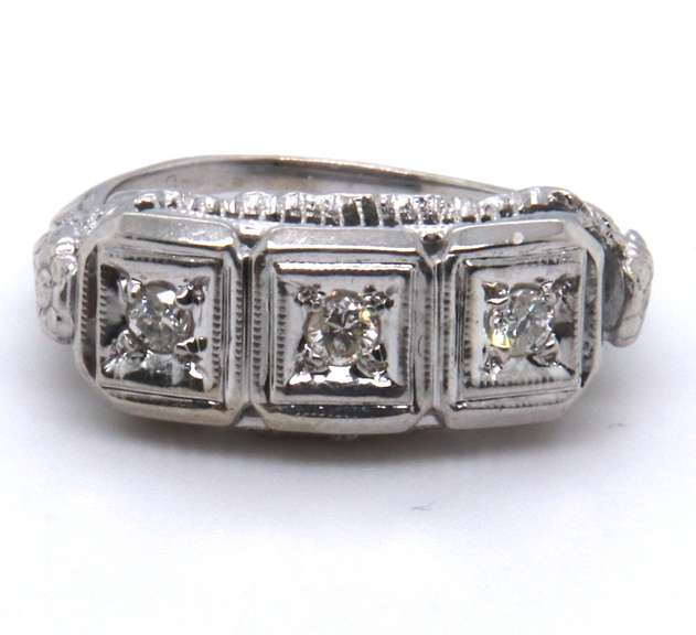 Dazzling White Gold 3 Stone Vintage Diamond Ring