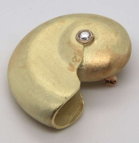 Pleasing Yellow Gold Diamond in Satin Finish Shell