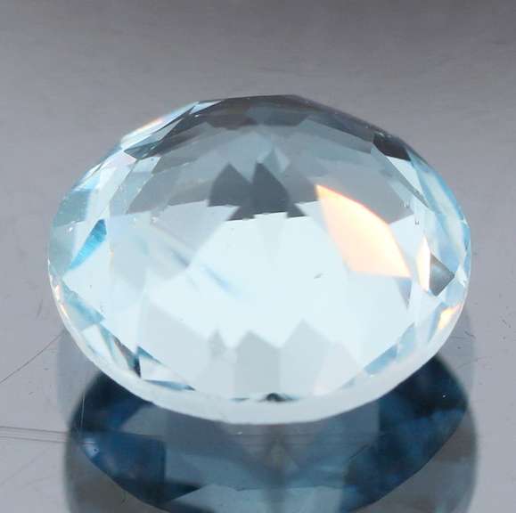 Glittering 3.16ct 9mm Sky blue Topaz solitaire