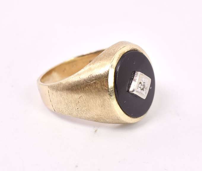 Opulent Onyx and Diamond Ring in Yellow Gold