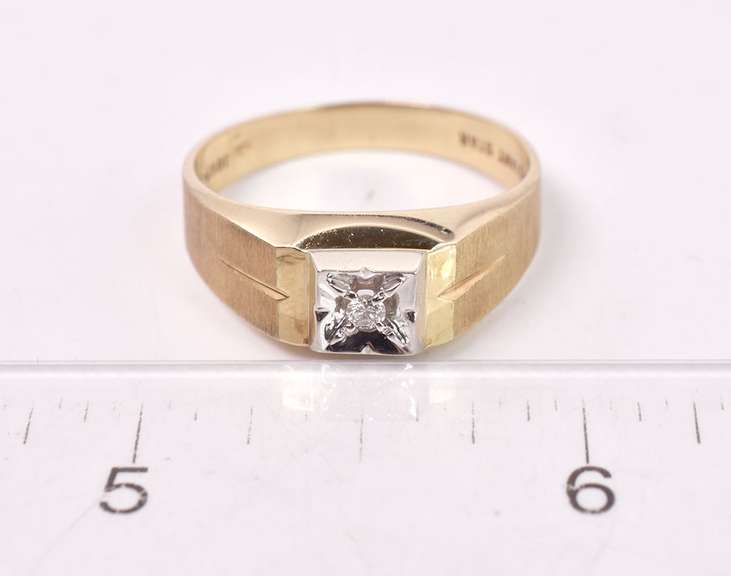Marvelous Men's Diamond Ring in Yellow Gold