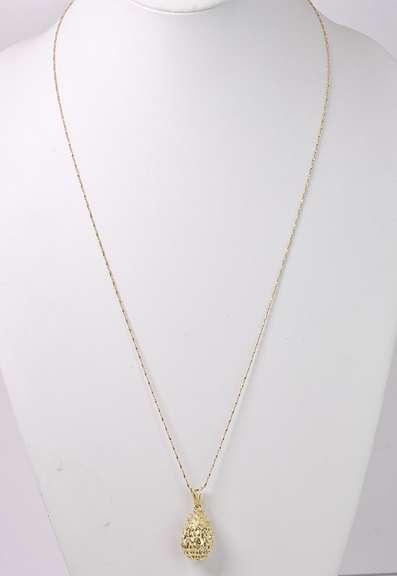 Delicate Pineapple Pendant Necklace in 14K Yellow Gold