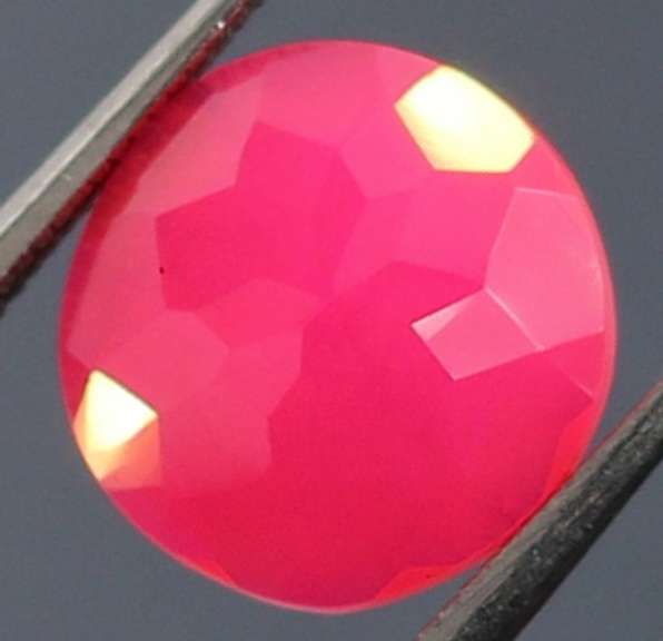 Stunning 1.50ct faceted flamingo pink Opal