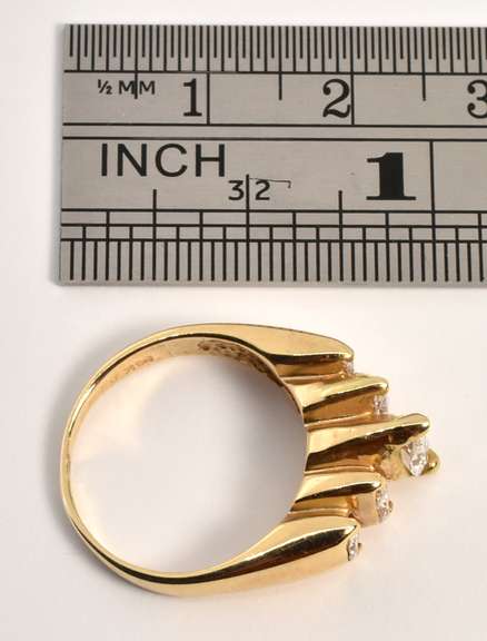 Exquiste ring with 5 Marquise Diamonds