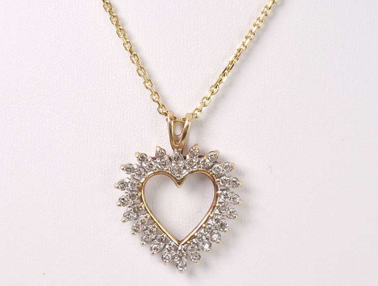 Stunning Diamond Heart Pendant Necklace in Yellow Gold