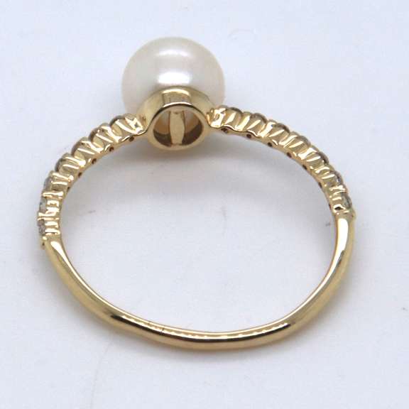 Elegant Yellow Gold Pearl and Diamond Ring