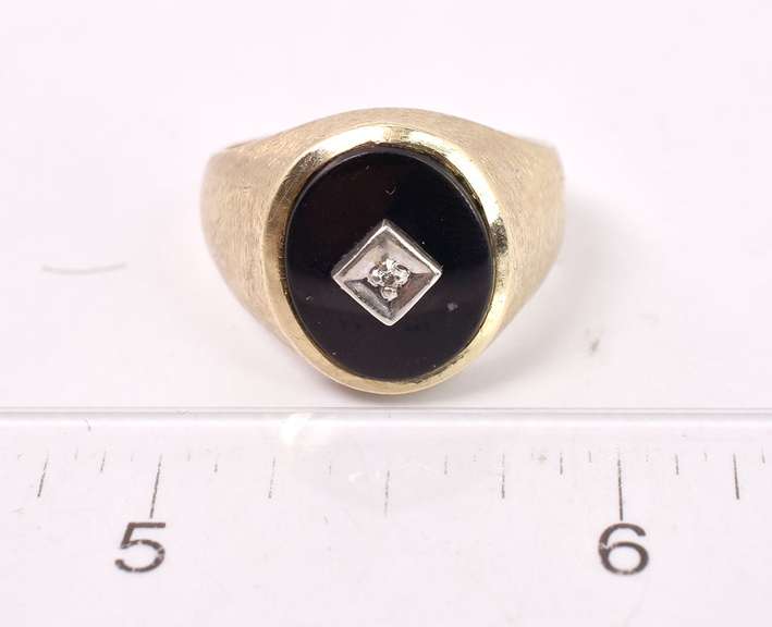 Opulent Onyx and Diamond Ring in Yellow Gold