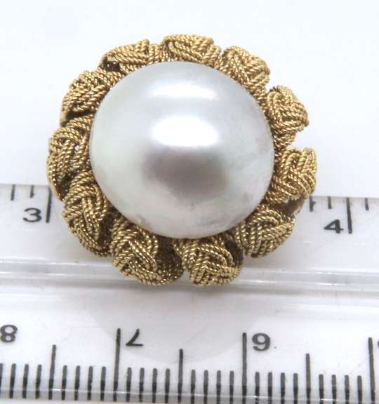 Charming 18kt Mabee Pearl Stud Earrings