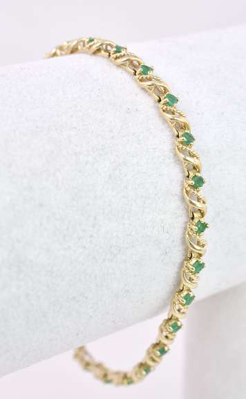 Elegant Emerald Bracelet in 14K Yellow Gold
