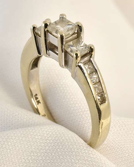 Pretty 3 Princess Cut Diamond Ring
