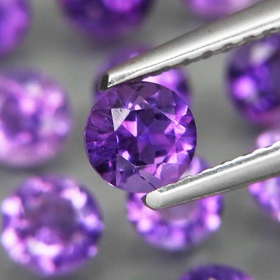Glittering 7.59ct round cut Bolivian Amethyst set