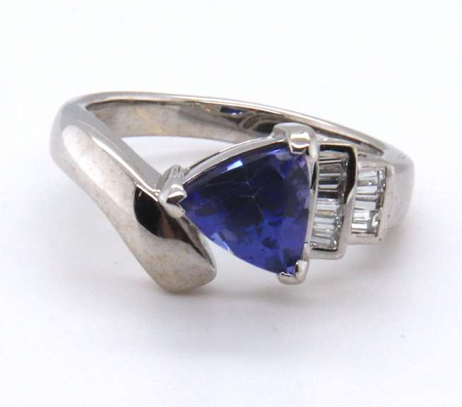 Incredible 18kt Tanzanite and Baguette Diamond Ring