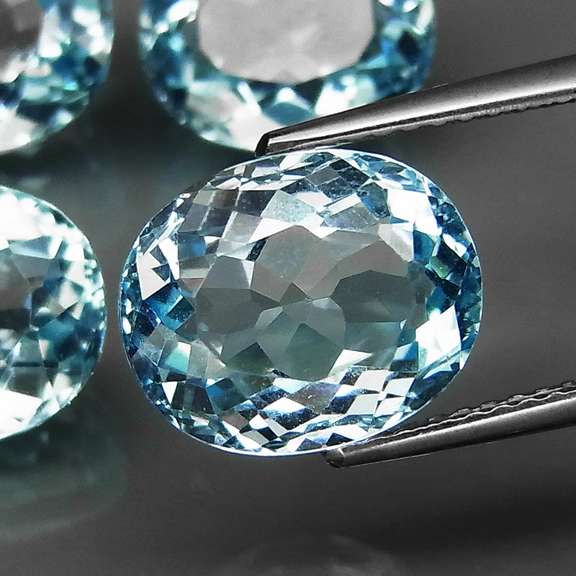 Large 18.71ct vivid sky blue Topaz set