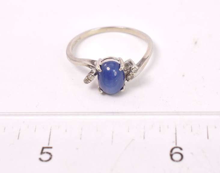 Stunning Star Sapphire Ring in White Gold