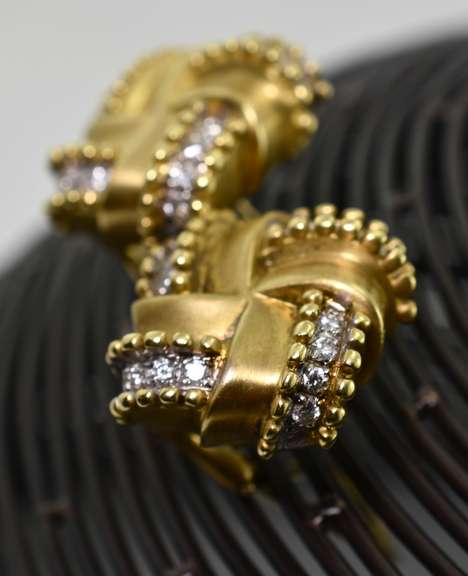 Exquisite High-End 18K and Diamond Earrings