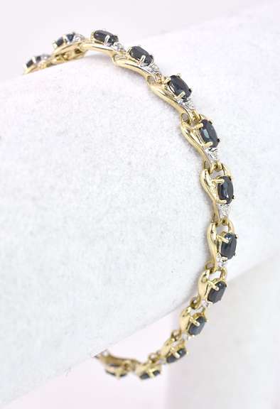 Immaculate Diamond and Sapphire Bracelet in Yellow Gold