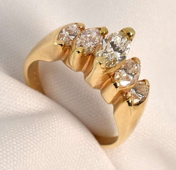 Exquiste ring with 5 Marquise Diamonds