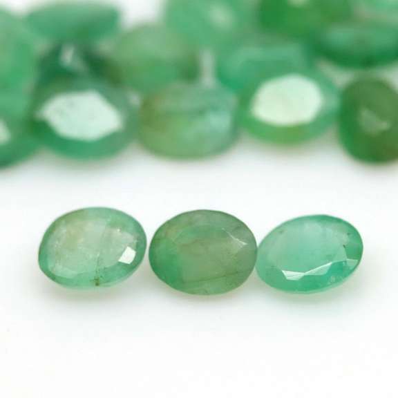 Rich emerald green 7.70ct 25pc emerald set