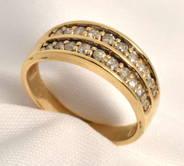 Band with 2 Rows of Diamonds
