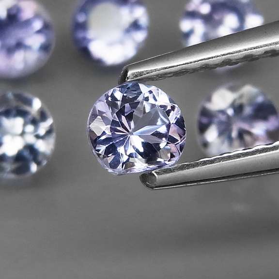 Heavy flashing 5.39ct diamond cut Tanzanite set