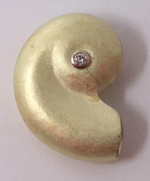 Pleasing Yellow Gold Diamond in Satin Finish Shell