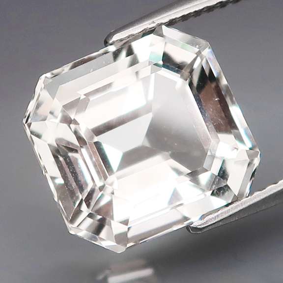 Dazzling 9.30ct diamond white Topaz