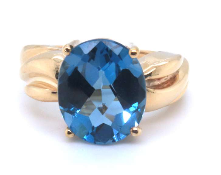 Eye Catching Blue Topaz Solitaire Ring