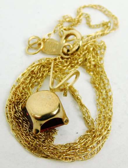 Pretty 14K Garnet Pendant & Chain