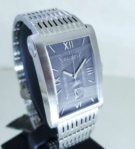 Gucci men's wristwatch 8600M Automatic Swiss Made NEW with tags box and papers