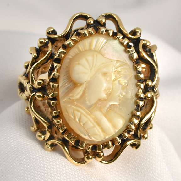 Unusual Vintage Mother of Pearl Cameo Ring