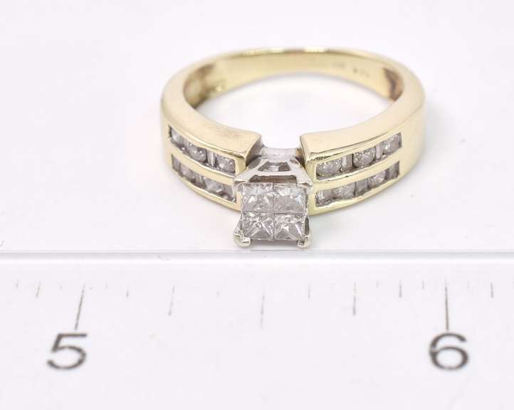 Wonderful Ladies Diamond Ring in 14K Yellow Gold