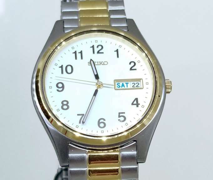 Seiko Men's elegant two-tone Watch with day date function