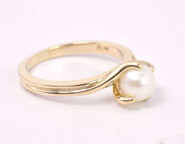 Precious Pearl Ring in Yellow Gold