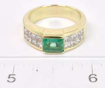 Brilliant Emerald and Diamond Ring in 18K Yellow Gold