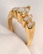 Exquiste ring with 5 Marquise Diamonds