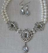 An Eye Catching Imitation Pearl Necklace and Earrings Set