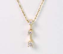 Glorious Diamond Pendant Necklace in 14K Yellow Gold