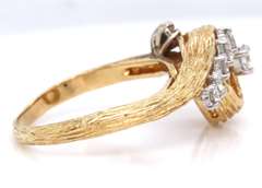 Attractive 18kt Diamond Swirl Ring