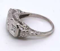 Dazzling White Gold 3 Stone Vintage Diamond Ring