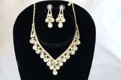Set Of Fashion Jewelry Neck Lace And Earrings