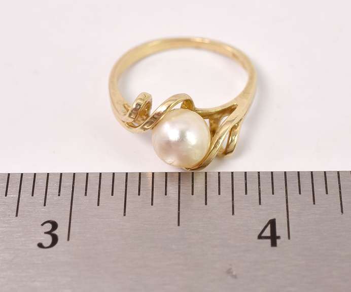Gorgeous Pearl Ring in Yellow Gold