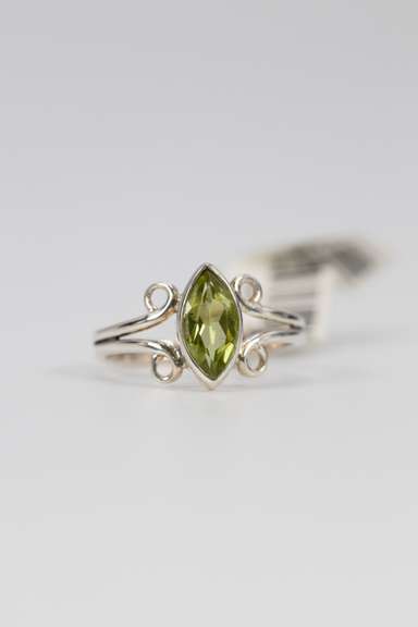 .925 Sterling Silver Peridot Gemstone Ring Size 6.75