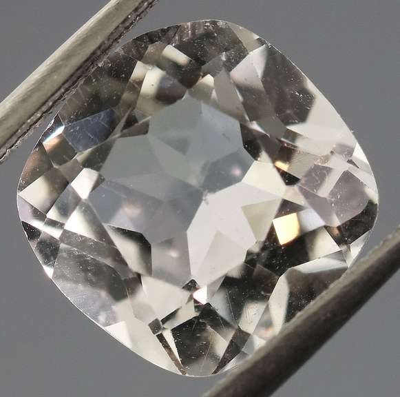 Exciting 4.63ct diamond white Topaz