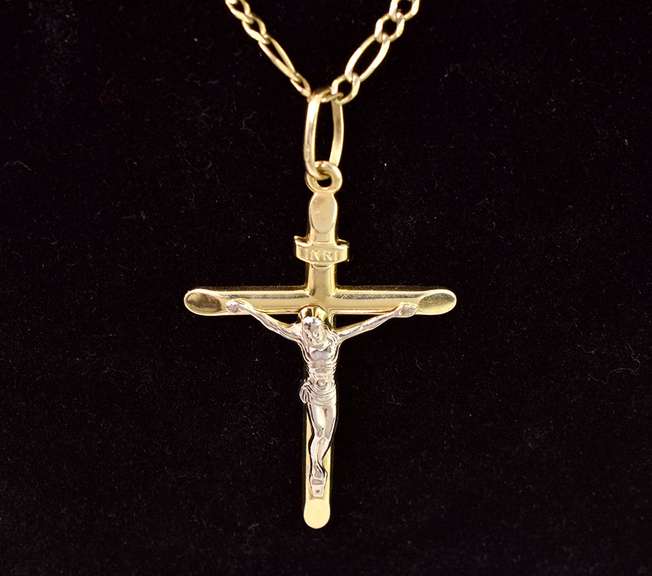 Captivating Cross Pendant Necklace in 14K Yellow Gold