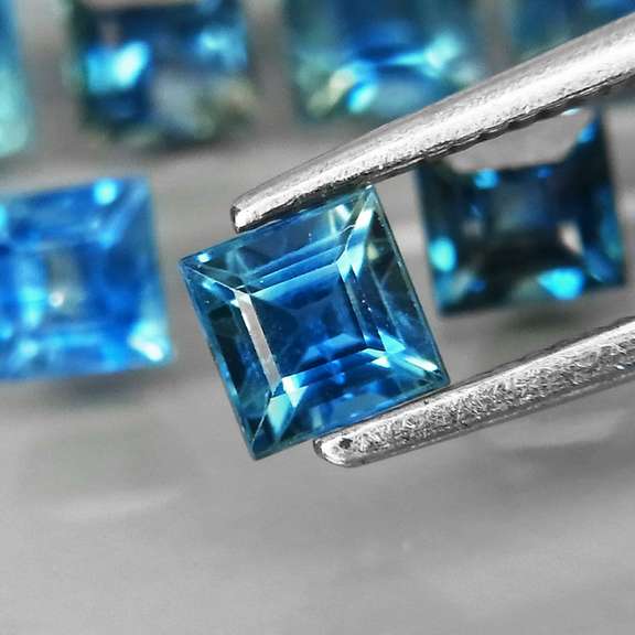 Heated only top blue 2.90ct Sapphire set