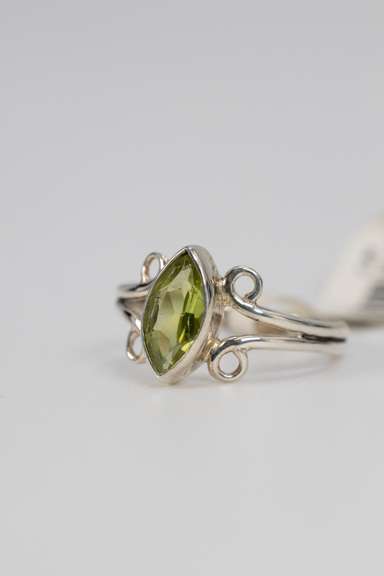 .925 Sterling Silver Peridot Gemstone Ring Size 6.75