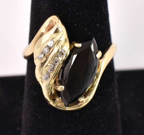 Lovely Black Gemstone ad Diamond Ring in 14K Yellow Gold