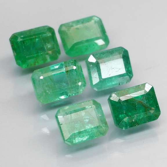 Vivid! Top green 3.66ct Colombian Emerald set