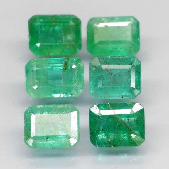 Vivid! Top green 3.66ct Colombian Emerald set