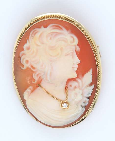 Handsome Yellow Gold Cameo Pendant Brooch